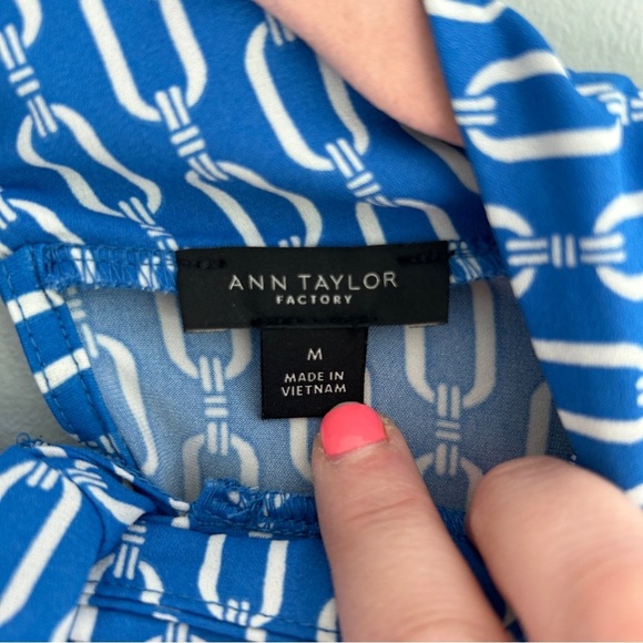 NWT Ann Taylor Blue Chain Print Mock Neck Long Sleeve Top Medium - Picture 5 of 6